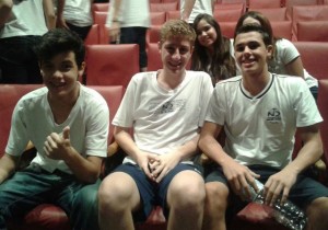 estudantes no teatro