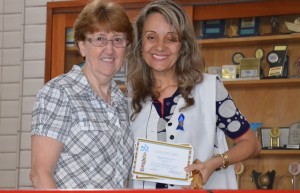 Diretora Ir. Elena Bini com a professora destaque, Fernanda Rocha.