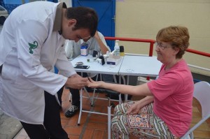 A diretora escolar Irmã Elena Bini aproveitou o evento para conferir a saúde