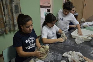 Confeccionando representação da Vênus de Willendorf 
