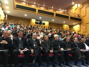 Cardeal, pais e homenageados assistem à apresentação