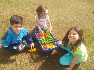 Crianças brincam no sítio Primavera