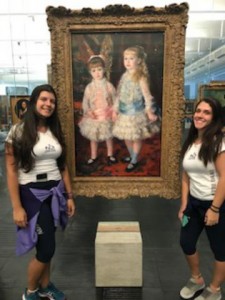 Estudantes contemplam a obra "Rosa e azul", de Renoir