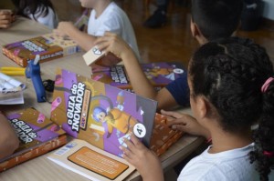Aulas contam com apoio de material didático próprio à faixa etária do estudante