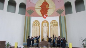 Dia de Pentecostes, de autoria do artista Cláudio Pastro, decora altar da Paróquia