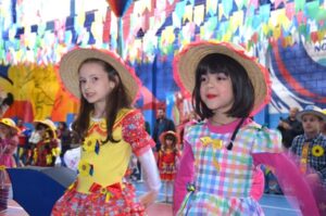 Estudantes caracterizados com trajes típicos encantam o público durante as apresentações da nossa Festa Junina.